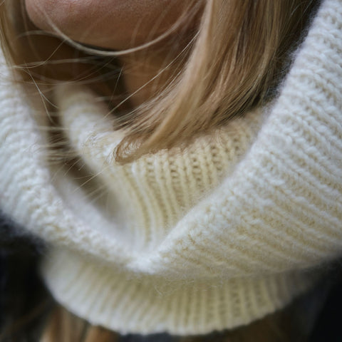 JUGO balaclava - bundle with GABO magazine (yarn + magazine)